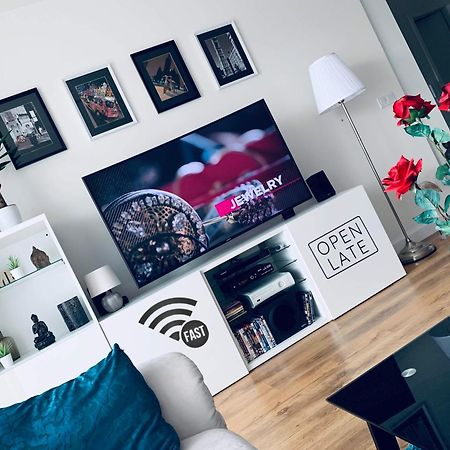 E1 Luxury Oldtown Apt - 2X Parking, Foodstore, Pcscreen, Netflix, Unlimited Music, Crib, Babychair, Fastwifi, Aircon Appartement Košice Buitenkant foto