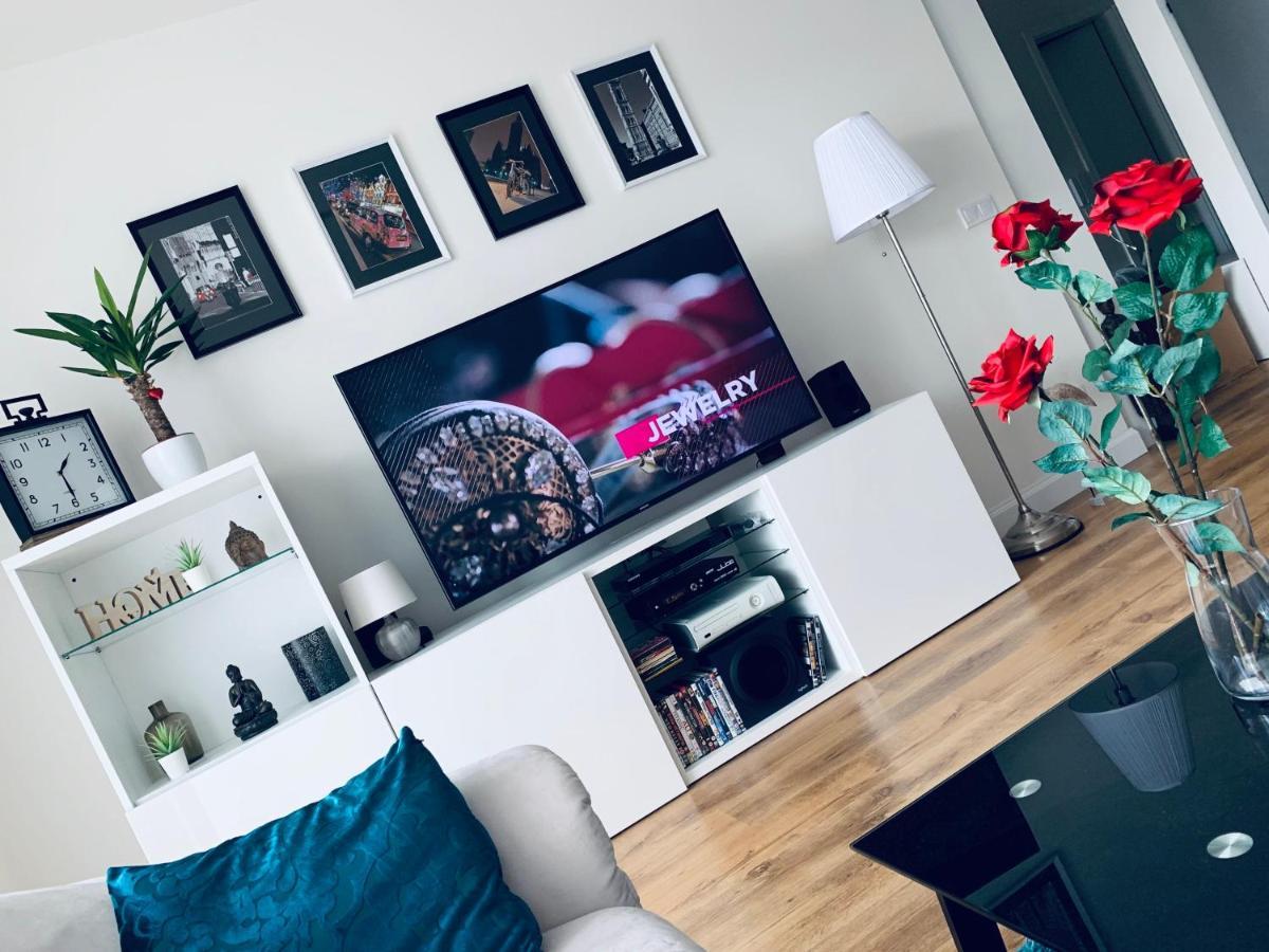 E1 Luxury Oldtown Apt - 2X Parking, Foodstore, Pcscreen, Netflix, Unlimited Music, Crib, Babychair, Fastwifi, Aircon Appartement Košice Buitenkant foto