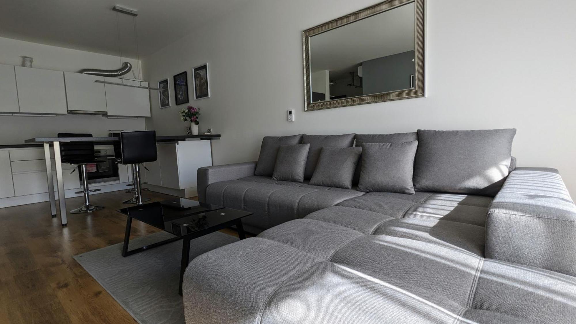 E1 Luxury Oldtown Apt - 2X Parking, Foodstore, Pcscreen, Netflix, Unlimited Music, Crib, Babychair, Fastwifi, Aircon Appartement Košice Buitenkant foto