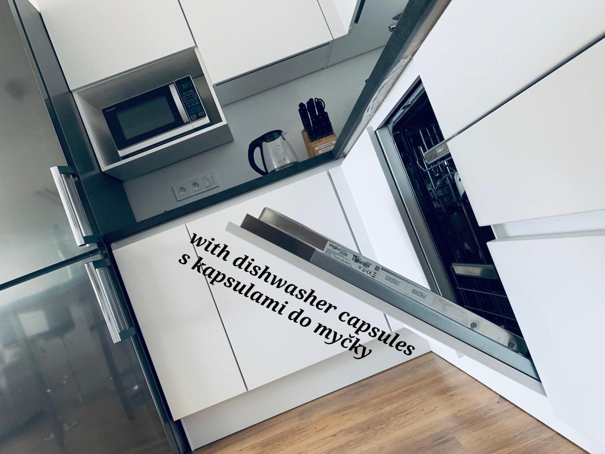 E1 Luxury Oldtown Apt - 2X Parking, Foodstore, Pcscreen, Netflix, Unlimited Music, Crib, Babychair, Fastwifi, Aircon Appartement Košice Buitenkant foto