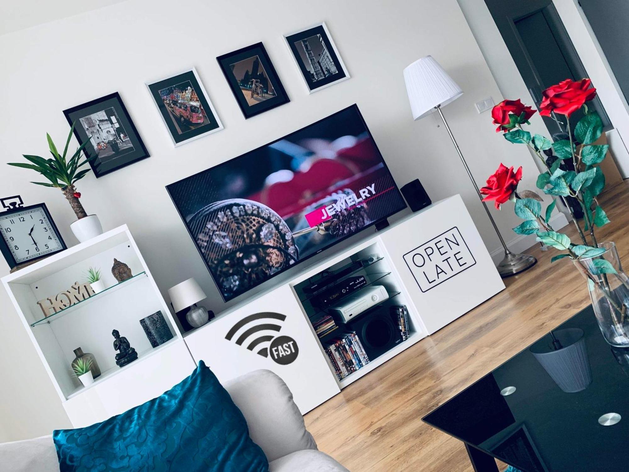 E1 Luxury Oldtown Apt - 2X Parking, Foodstore, Pcscreen, Netflix, Unlimited Music, Crib, Babychair, Fastwifi, Aircon Appartement Košice Buitenkant foto